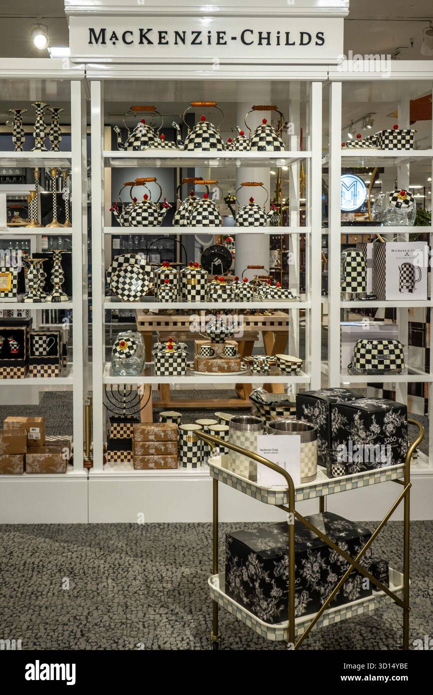 Mackenzie-Childs ist eine festliche Sektion in Macy's Housewares Department, New York City, USA 2025 Stockfoto