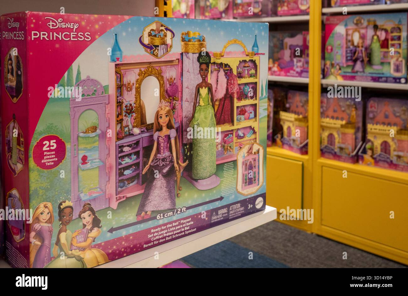 Macy's Flaggschiff-Kaufhaus hat eine große Toys R US Kinderabteilung, New York City, USA 2025 Stockfoto