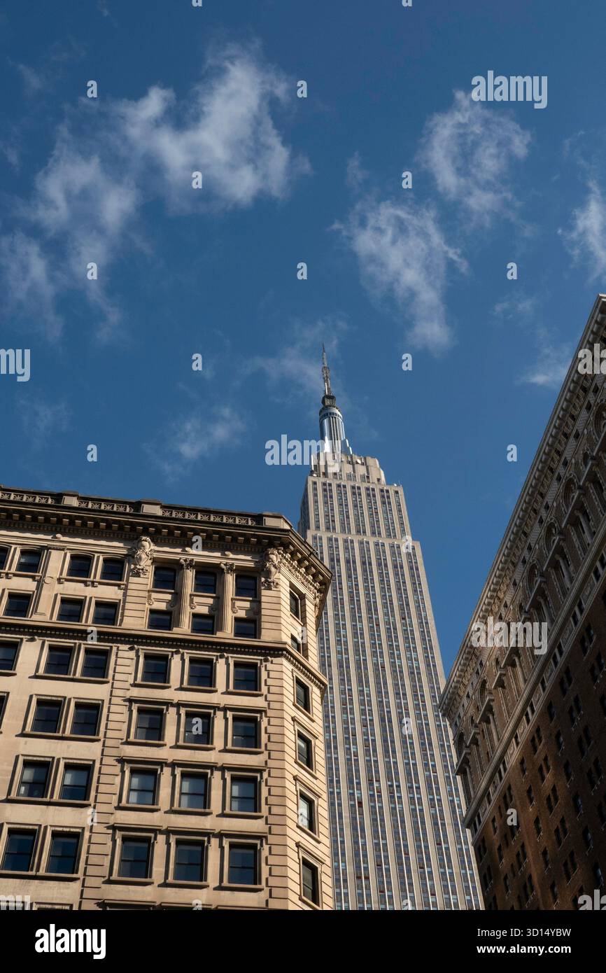 Das Marbridge Building und das Empire State Building, Broadway und 34th Street, NYC Stockfoto