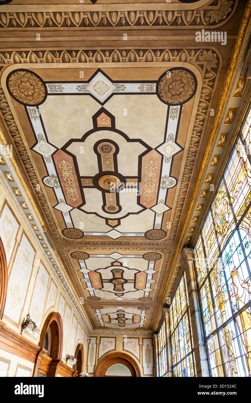 Dekorative Decke und Buntglasfenster im Chapultepec Castle, Mexiko-Stadt, zeigen neoklassizistische architektonische Details und kunstvolle Handwerkskunst. Stockfoto
