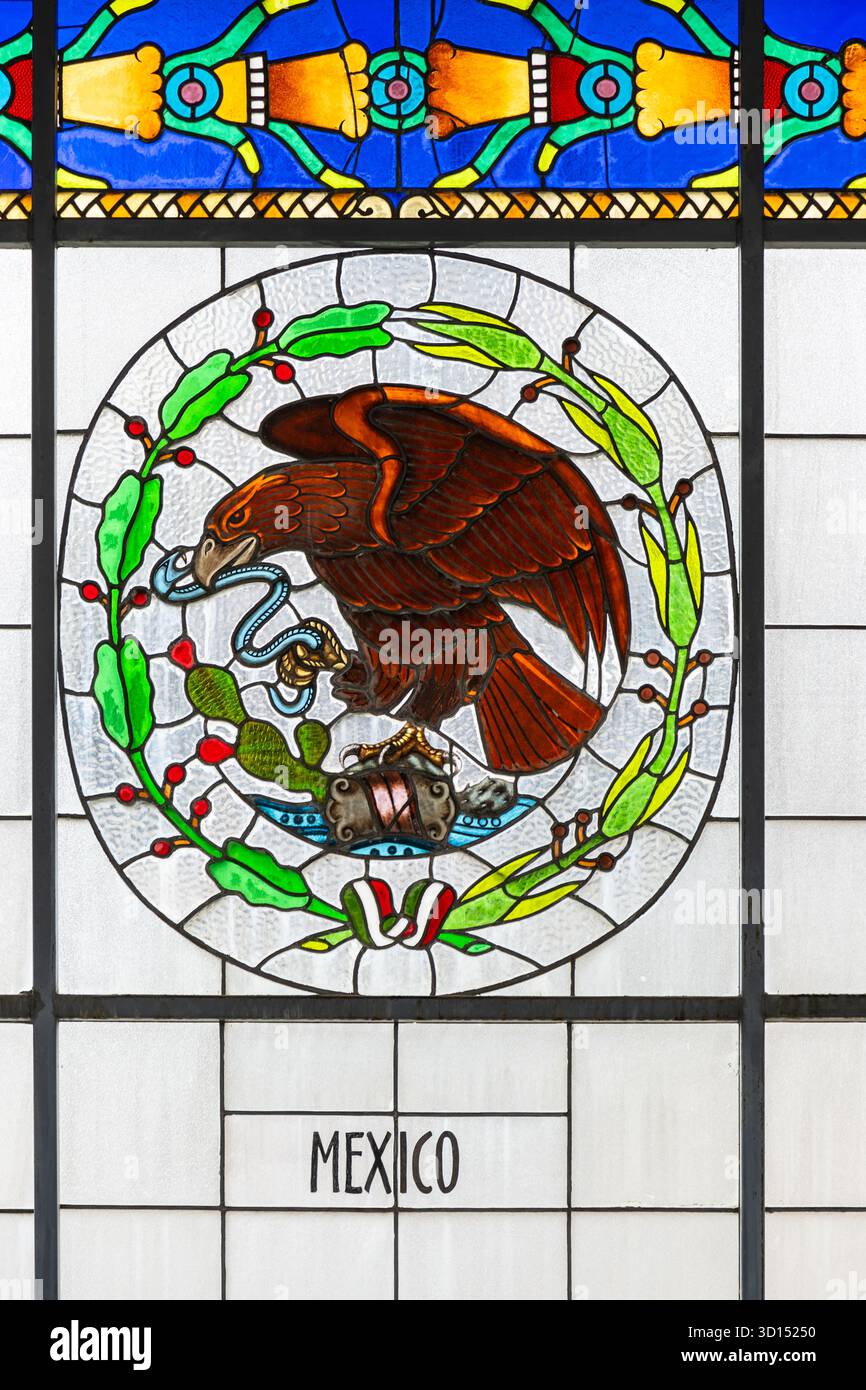 Buntglasfenster mit dem mexikanischen Nationalwappen eines Adlers, der eine Schlange verschlingen lässt, im Schloss Chapultepec in Mexiko-Stadt, Mexiko. Stockfoto