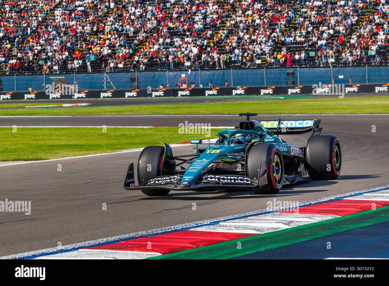 CDMX, MX. 25. Oktober 2025. Lance Walk of Canada und das Aston Martin Aramco F1 Team fuhren im Qualifying vor dem Formel-1-Grand Prix in Mexiko-Stadt am 25. Oktober 2025 in Autódromo Hermanos Rodríguez mit dem Aston Martin AMR25. (Foto: Ben Adams/SIPA USA) Credit: SIPA USA/Alamy Live News Stockfoto