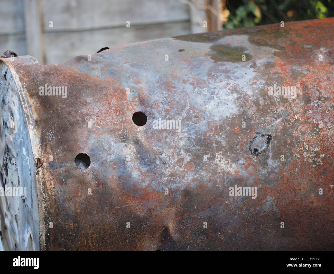Stahlölfass für private Gartenfeuer Stockfoto