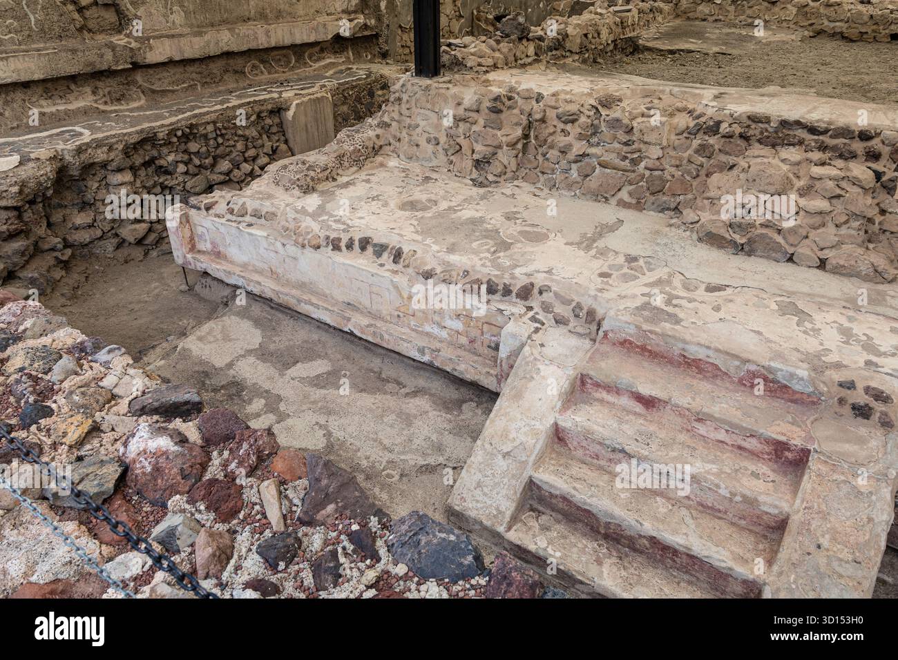 Bemalte Stuckplattform und Treppe von einem ausgegrabenen Gebäude an der archäologischen Stätte Teotihuacán, Mexiko. Stockfoto