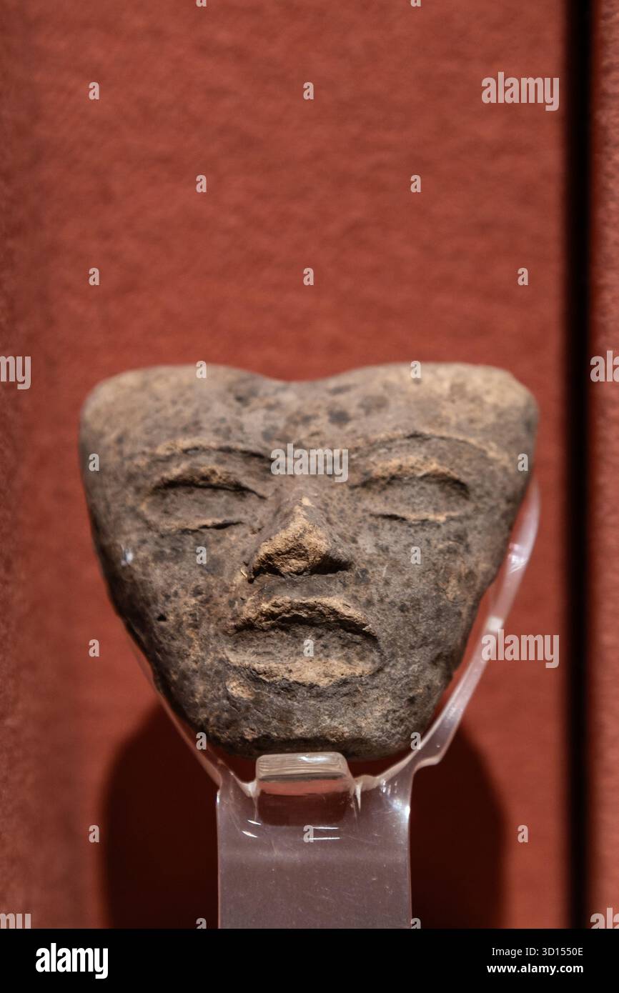 Aus Stein gemeißelte menschliche Figur Kopf aus der Tlamimilolpa Phase (250–450 n. Chr.) im Teotihuacán Museum, Mexiko. Stockfoto