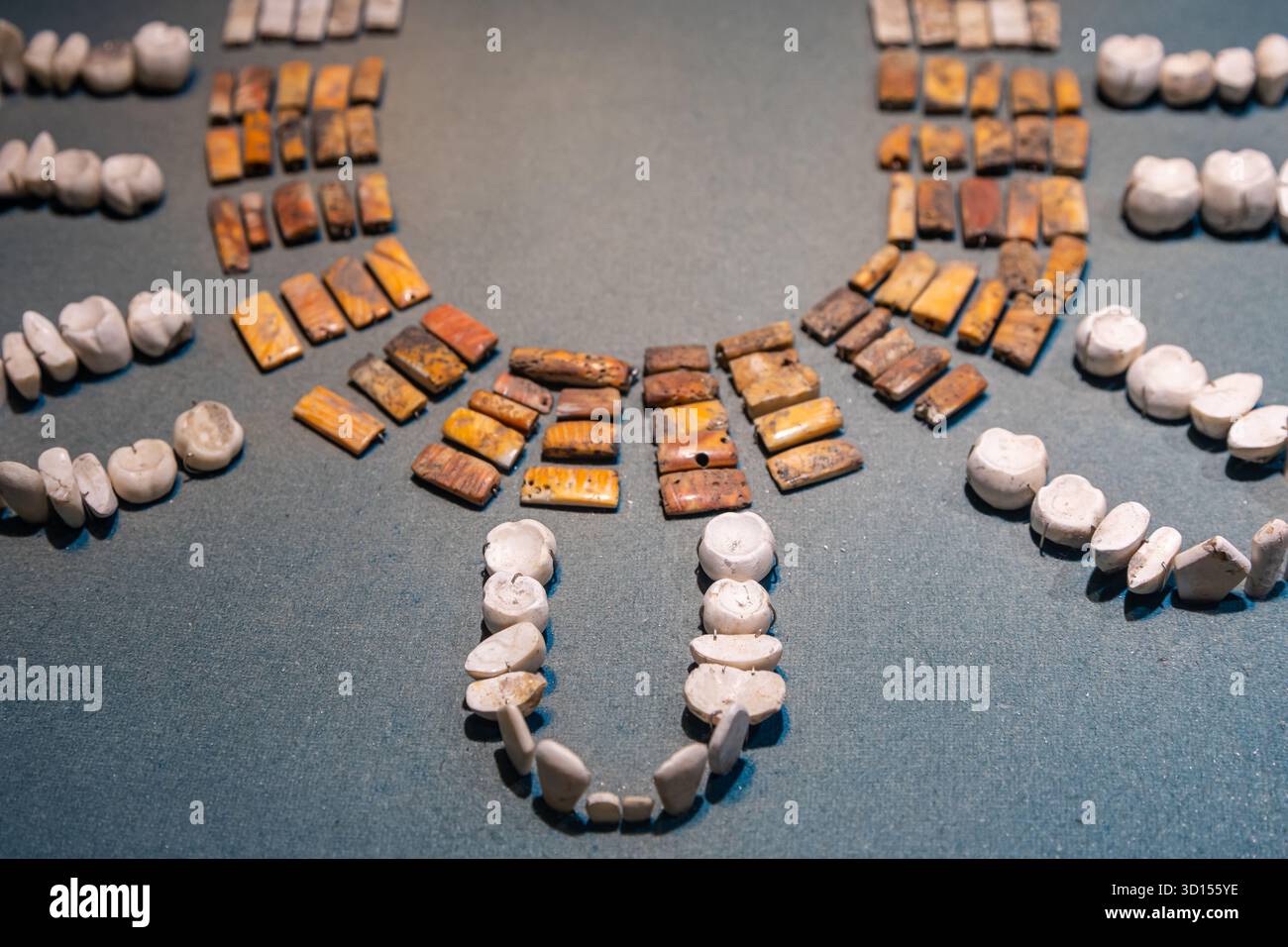 Teotihuacan Halskette aus Meeresschalen, die an menschliche Zähne erinnern, ein exquisites Beispiel für antike Kunstfertigkeit. Stockfoto