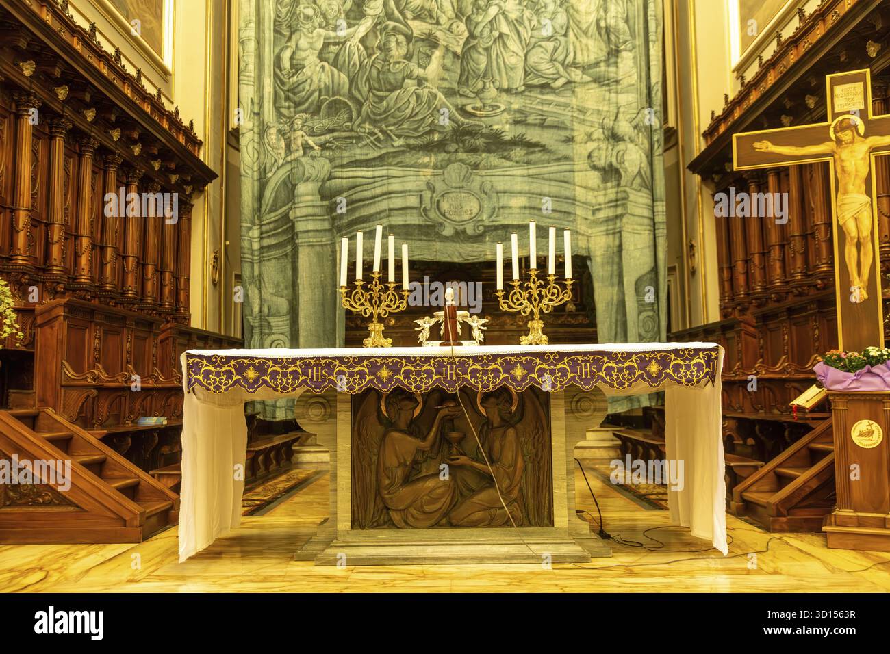 Ragusa, Sizilien - Italien - 04-03-2025: Der Altar der Kathedrale San Giovanni Battista in Ragusa mit kunstvollen Kerzen und religiöser Einrichtung Stockfoto