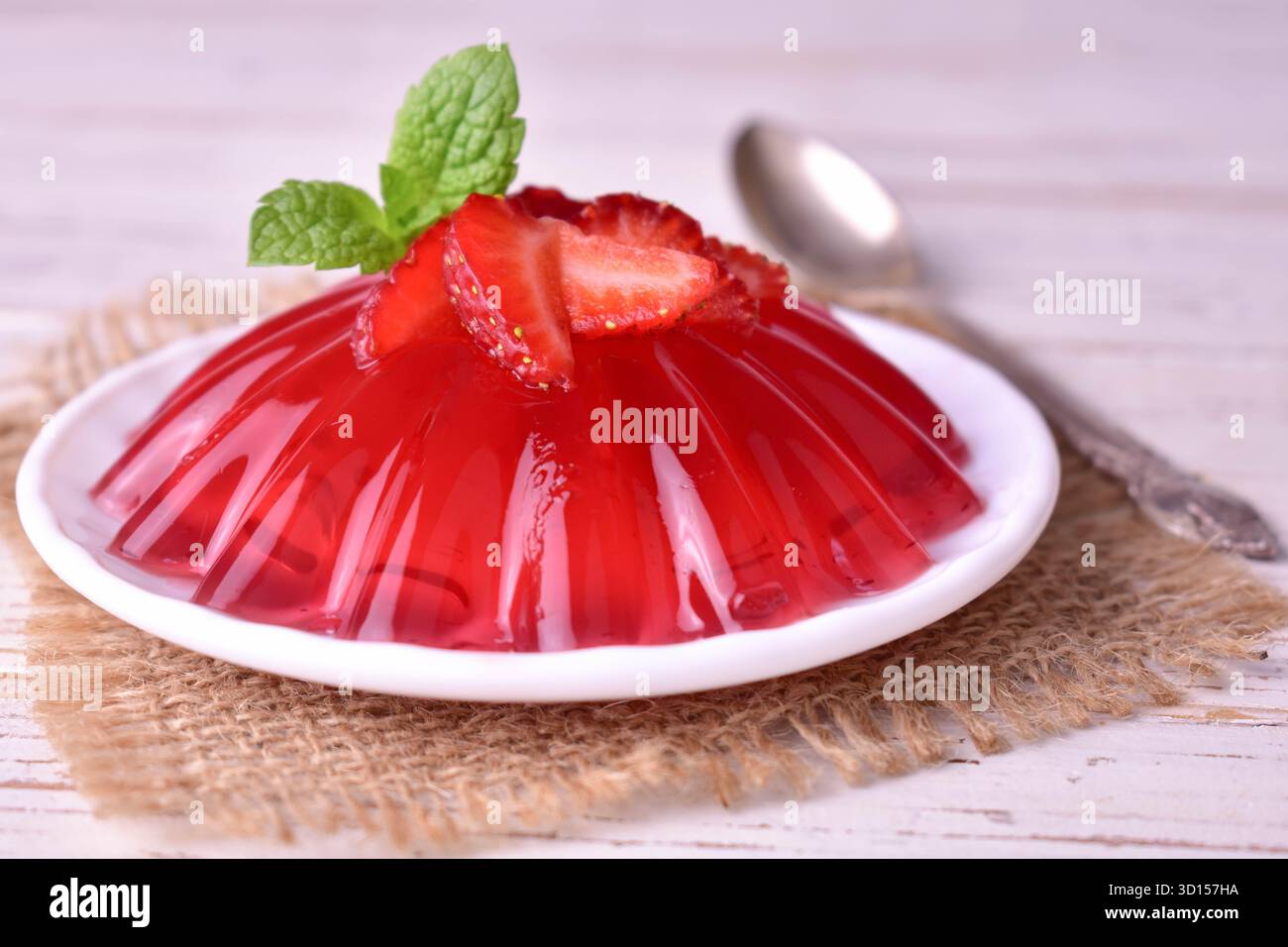 Erdbeergelee. Erdbeerdessert. Nahaufnahme. Stockfoto