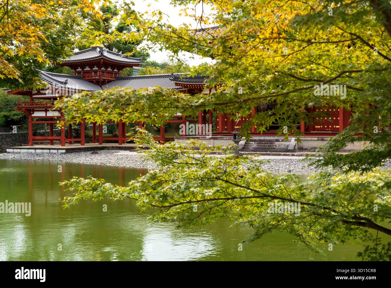 Byōdō-in-Tempel in Uji, Kyoto, UNESCO-Weltkulturerbe, mit der berühmten Phönix-Halle (Hōō-dō) aus dem Jahr 1052. Umgeben von einem ruhigen reinen LAN Stockfoto