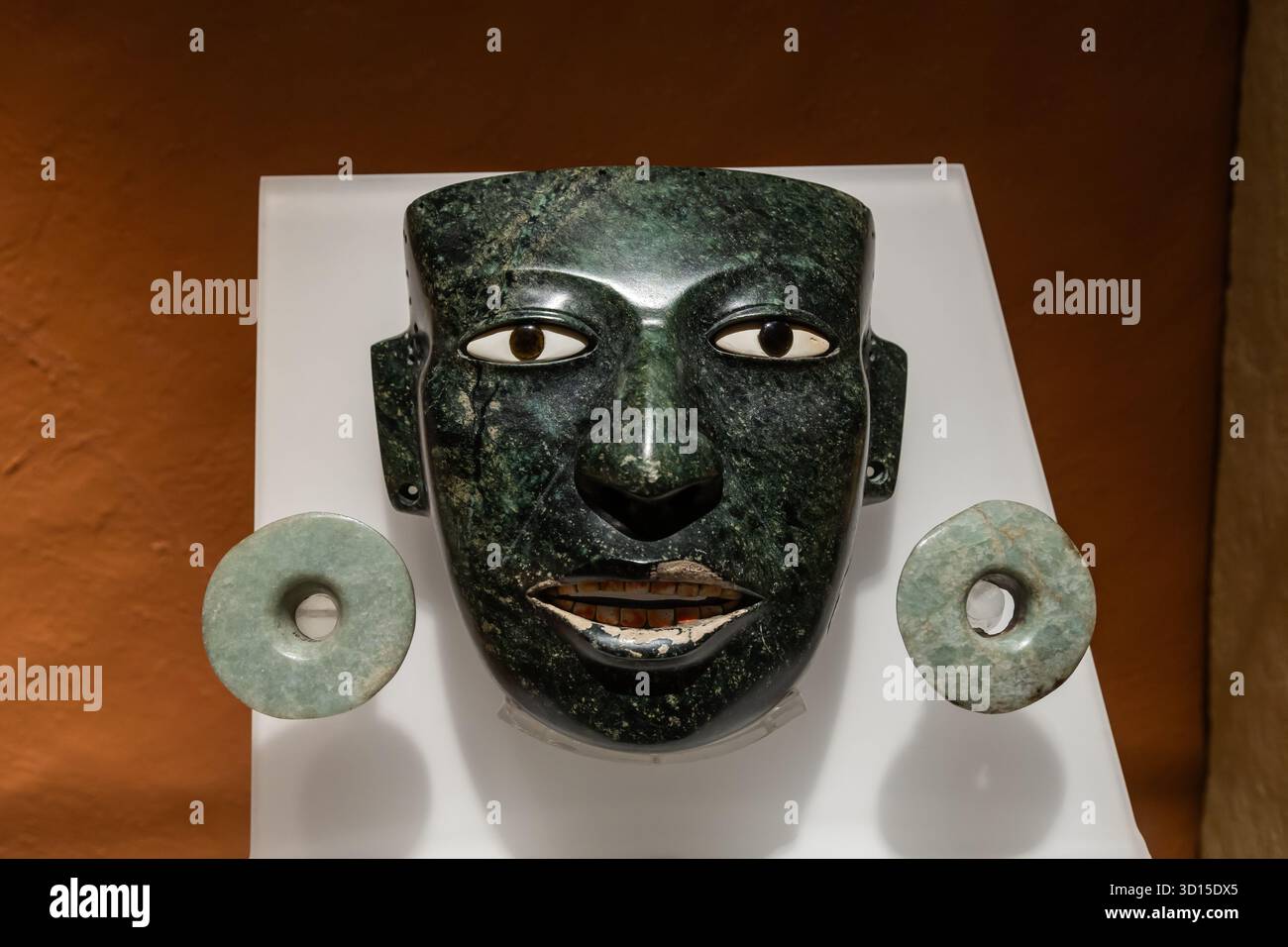Greenstone-Maske im Teotihuacan-Stil, die beim Bürgermeister von Templo gefunden wurde und die Verehrung der alten heiligen Traditionen in Mexiko symbolisiert. Stockfoto