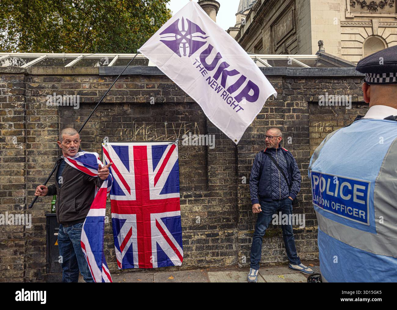 Ein UKIP-Unterstützer, der an einer Demonstration teilnimmt, weht UKIP die neue rechte Flagge vor dem Brompton Oratory in London, 25. Oktober 2025. Stockfoto