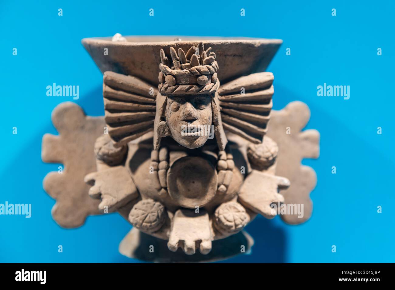 Keramikabbildungen, die eine Vegetationsgottheit darstellen, mit fächerförmigen Kopfschmuck und Ringelblumenmotiven, gefunden im Templo Mayor Museum in Mexiko-Stadt. Stockfoto