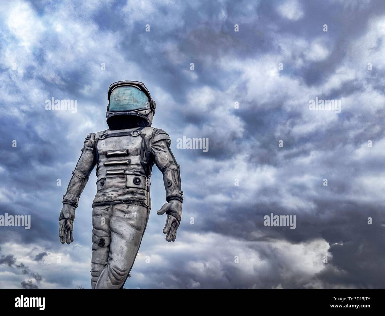 Antalya, Turkiye - 25.10.2025: Ein Astronaut im Weltraumanzug steht vor einem bewölkten Himmel. Die Szene vermittelt Themen der Erforschung und Technologie. Stockfoto