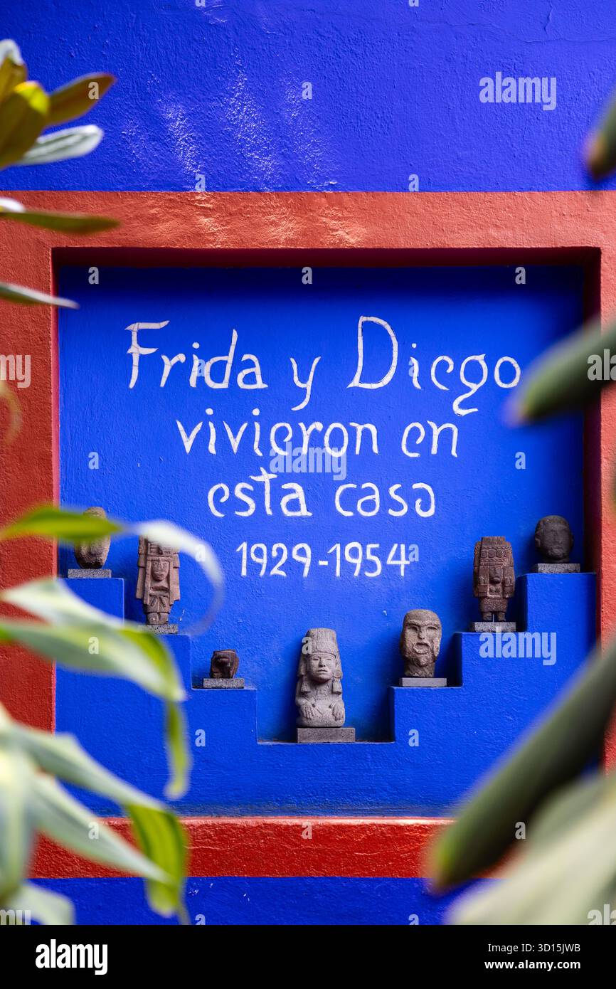 Wandinschrift in Frida Kahlos Haus, La Casa Azul, Mexiko-Stadt, mit der Aufschrift „Frida und Diego lebten in diesem Haus 1929–1954“. Stockfoto