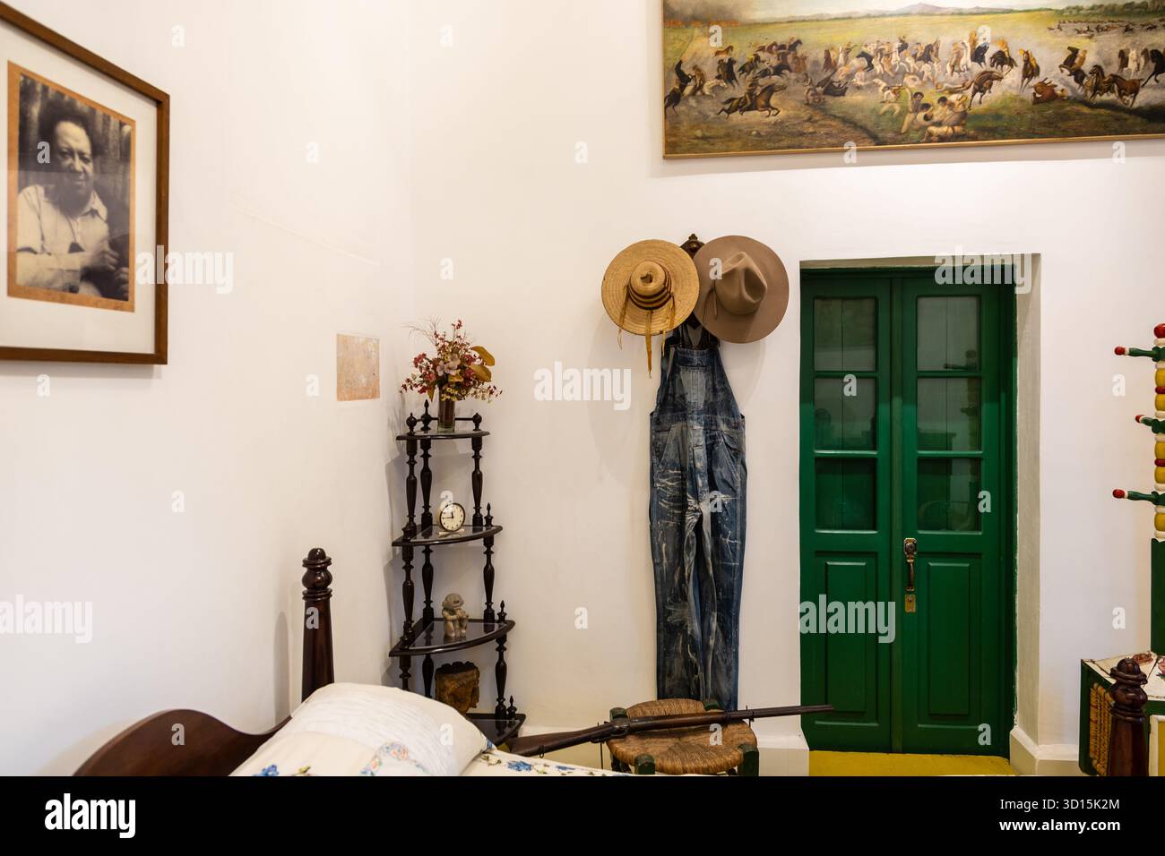 Schlafzimmerecke im Haus von Frida Kahlo, La Casa Azul, mit Diego Riveras Porträt und persönlichen Gegenständen, Mexiko-Stadt. Stockfoto
