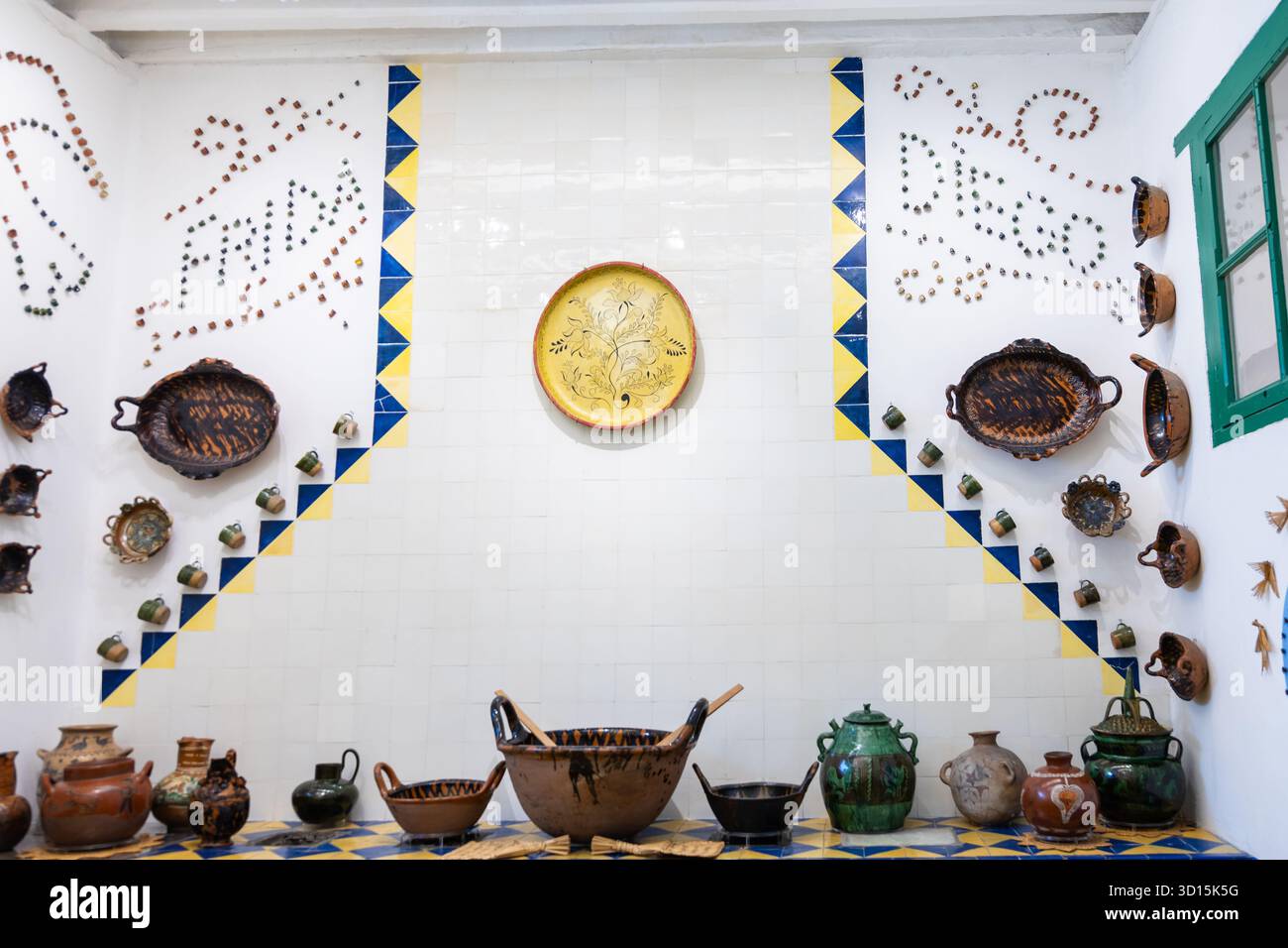 Küchenwand im Haus von Frida Kahlo, La Casa Azul, Mexiko-Stadt, mit „Frida“ und „Diego“ in Keramik geschrieben. Stockfoto