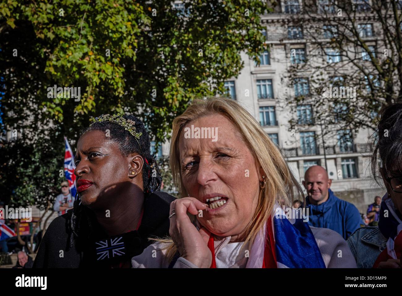 Eine Vielzahl von Unterstützern der ukip (uk Unabhängigkeitspartei), darunter eine schwarze und eine weiße Frau, versammeln sich bei einer politischen Kundgebung im Freien in London. Stockfoto
