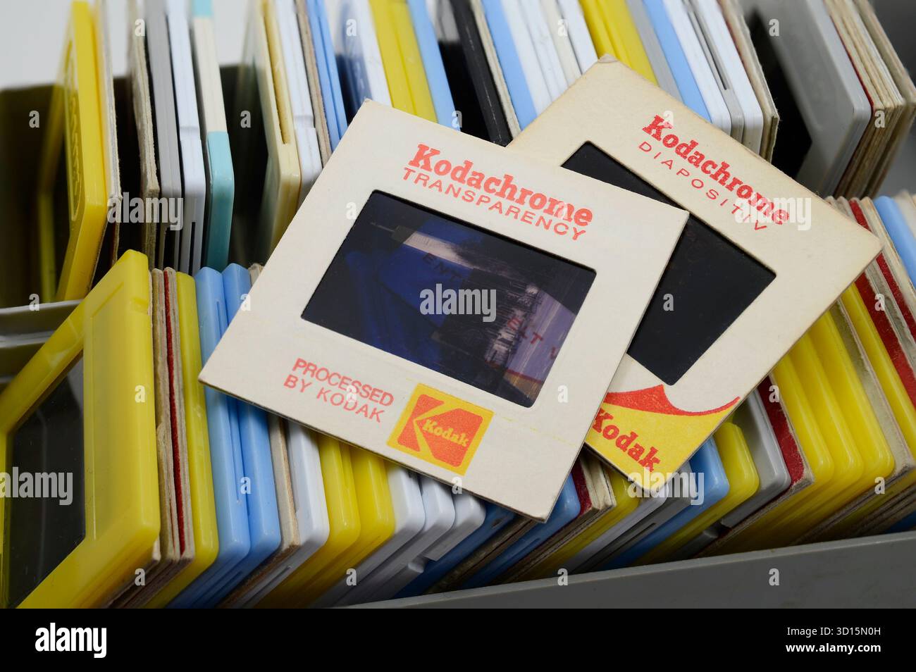 Eine Nahaufnahme einer Sammlung von Vintage Kodachrome Fotodias, hauptsächlich 35-mm-Folien, in einem Kunststoffbehälter gelagert. Die Folien sind gemischt Stockfoto