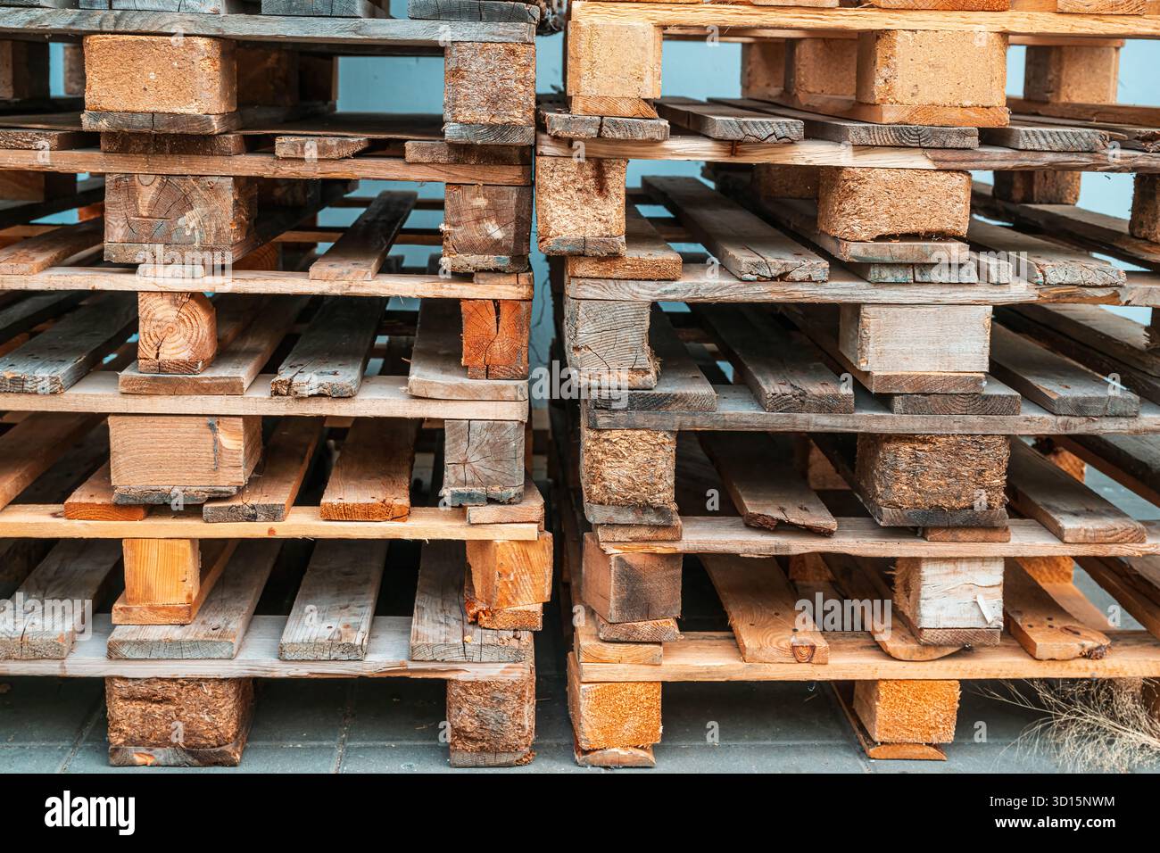 Stapel alter gebrauchter Euro-Holzpaletten im Freien. Selektiver Fokus. Stockfoto