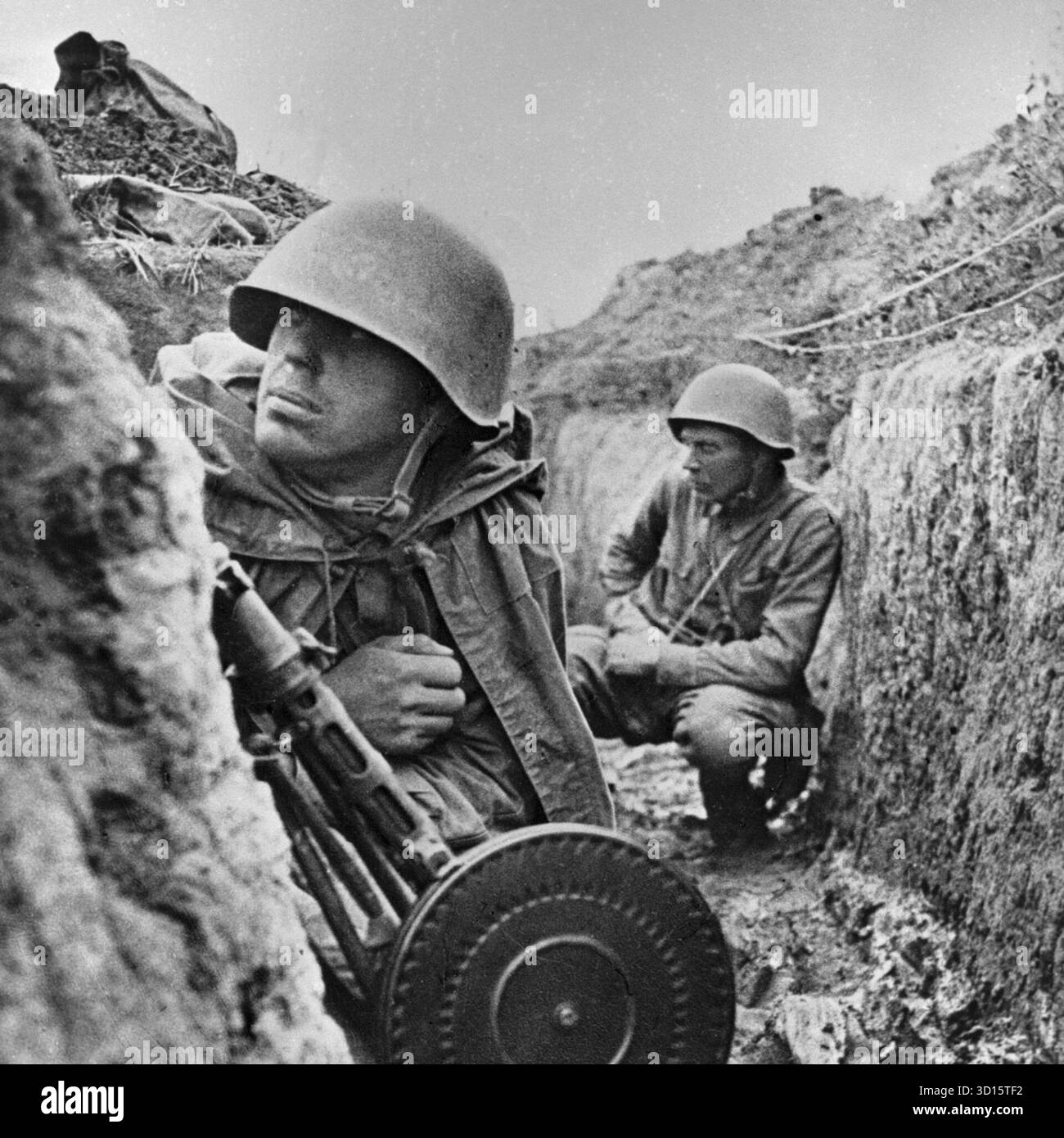 LENINGRAD, RUSSLAND - 01. September 1941 - Soldaten der Roten Armee in einem Graben an der Leningrader Front vor einer Offensive gegen die Deutschen während der Belagerung Leningrads im Zweiten Weltkrieg - Foto: Geopix/Wsewolod Tarasevich Stockfoto