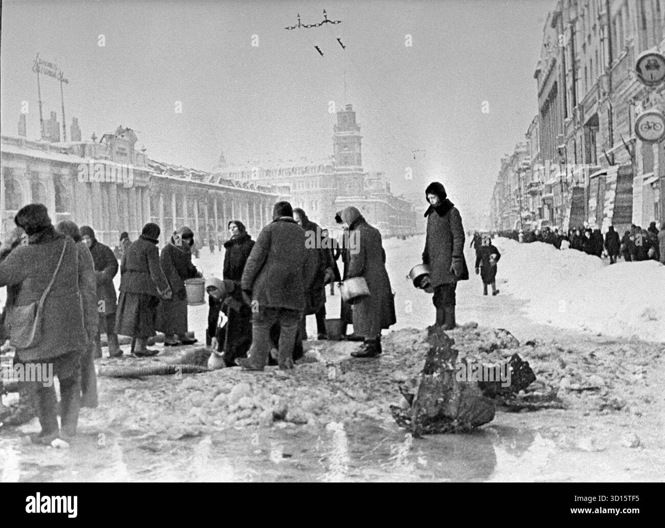 LENINGRAD, RUSSLAND - 01. Dezember 1941 - während der Belagerung Leningrads im Zweiten Weltkrieg sammeln Menschen Wasser auf dem Newski-Prospekt in Leningrad, Russland - Foto: Geopix/Boris Kudoyarov Stockfoto