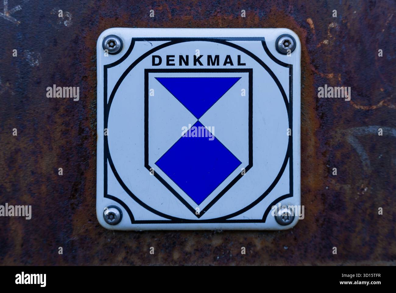 Redaktionelle Nahaufnahme der offiziellen Denkmalplatte an der East Side Gallery in Berlin. Denkmal-Schild, Denkmalbeschilderung. Stockfoto