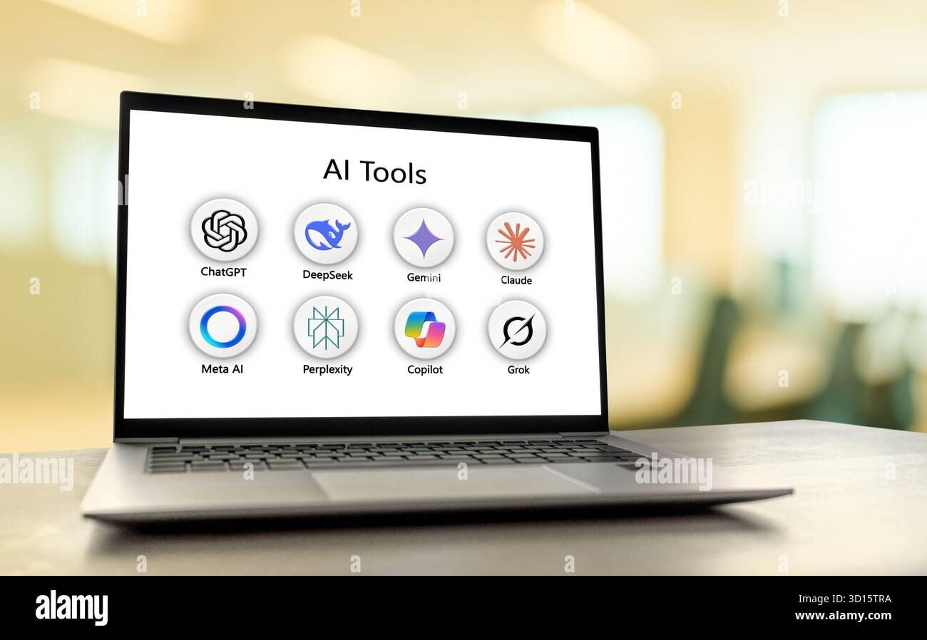 KI-Tools wie ChatGPT, Grok, Gemini werden auf einem Laptop angezeigt Stockfoto