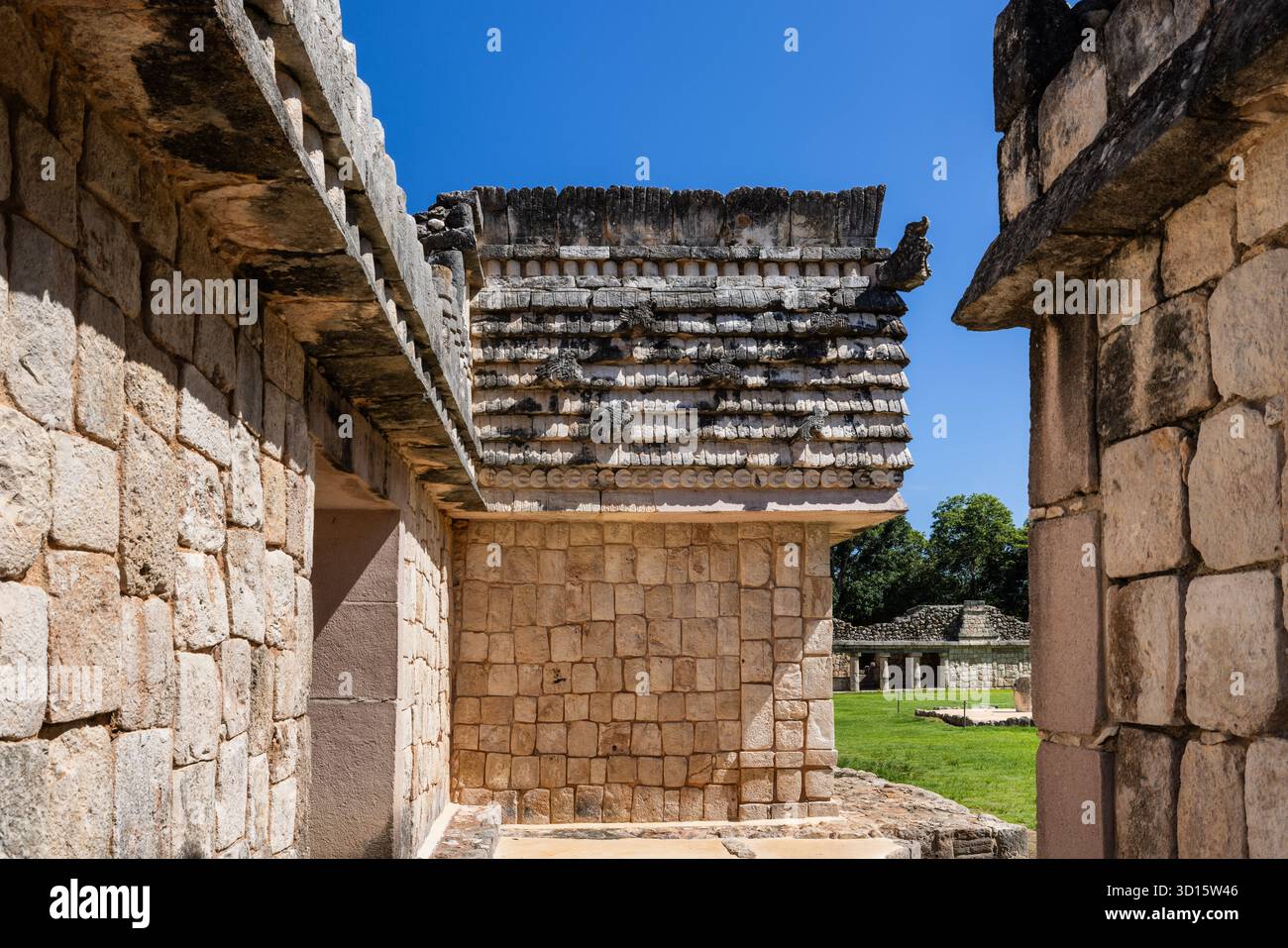 Steinstrukturen und Dachkämme im Nonnenkreuz-Quadrangle in Uxmal, Yucatán, Mexiko. Stockfoto