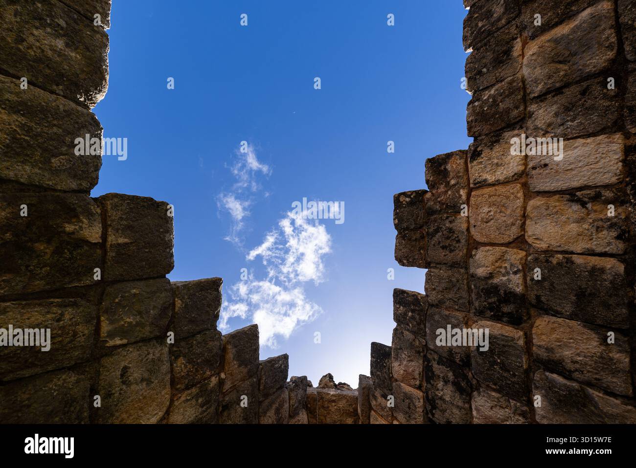 Steinbögen und blauer Himmel in der alten Maya-Stadt Uxmal, Yucatán, Mexiko. Stockfoto