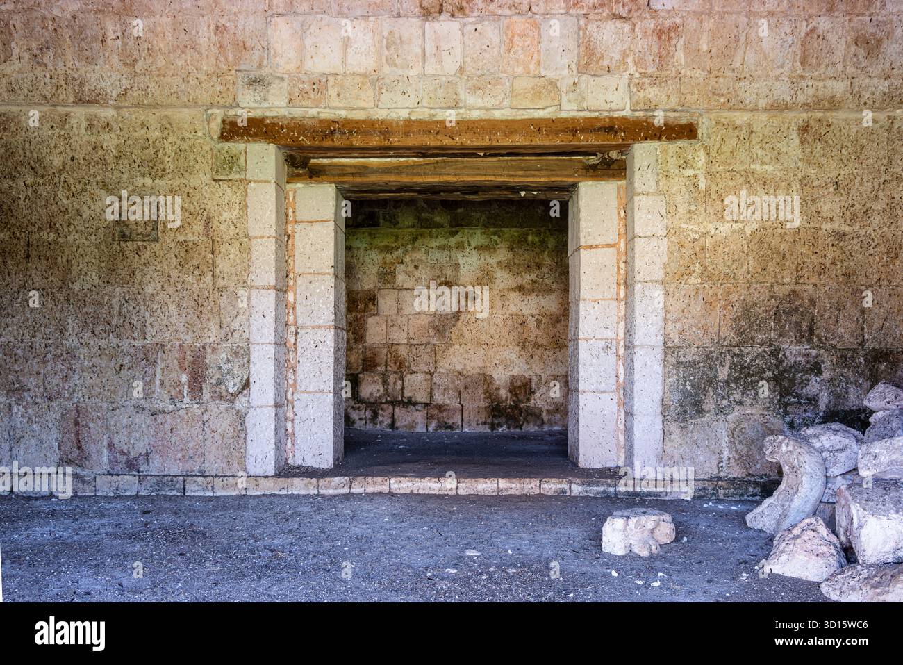 Innentür und Steinmauerwerk im Nonnenkreuz in Uxmal, Yucatán, Mexiko. Stockfoto