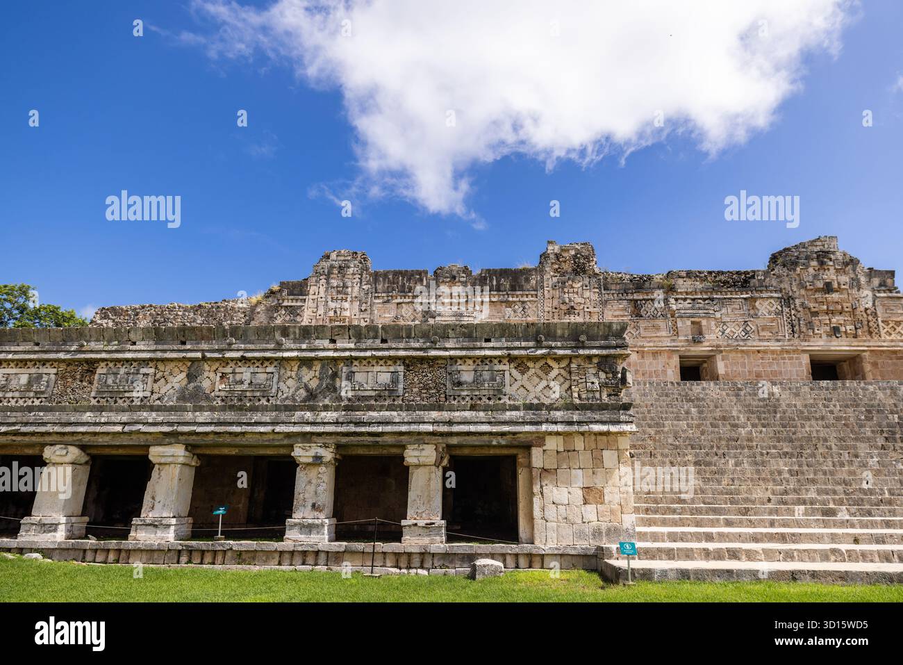 Das Nunnery Quadrangle in Uxmal, Yucatán, Mexiko, zeigt eine Mosaikfassade im Puuc-Stil und eine Säule im unteren Stockwerk. Stockfoto