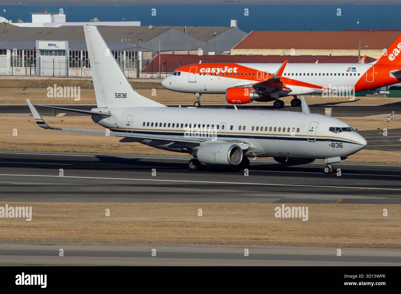 Avión militar de Transporte Boeing C-40 Clipper de la US Navy en el aeropuerto de Lisboa con número de registro 16-5836 Stockfoto
