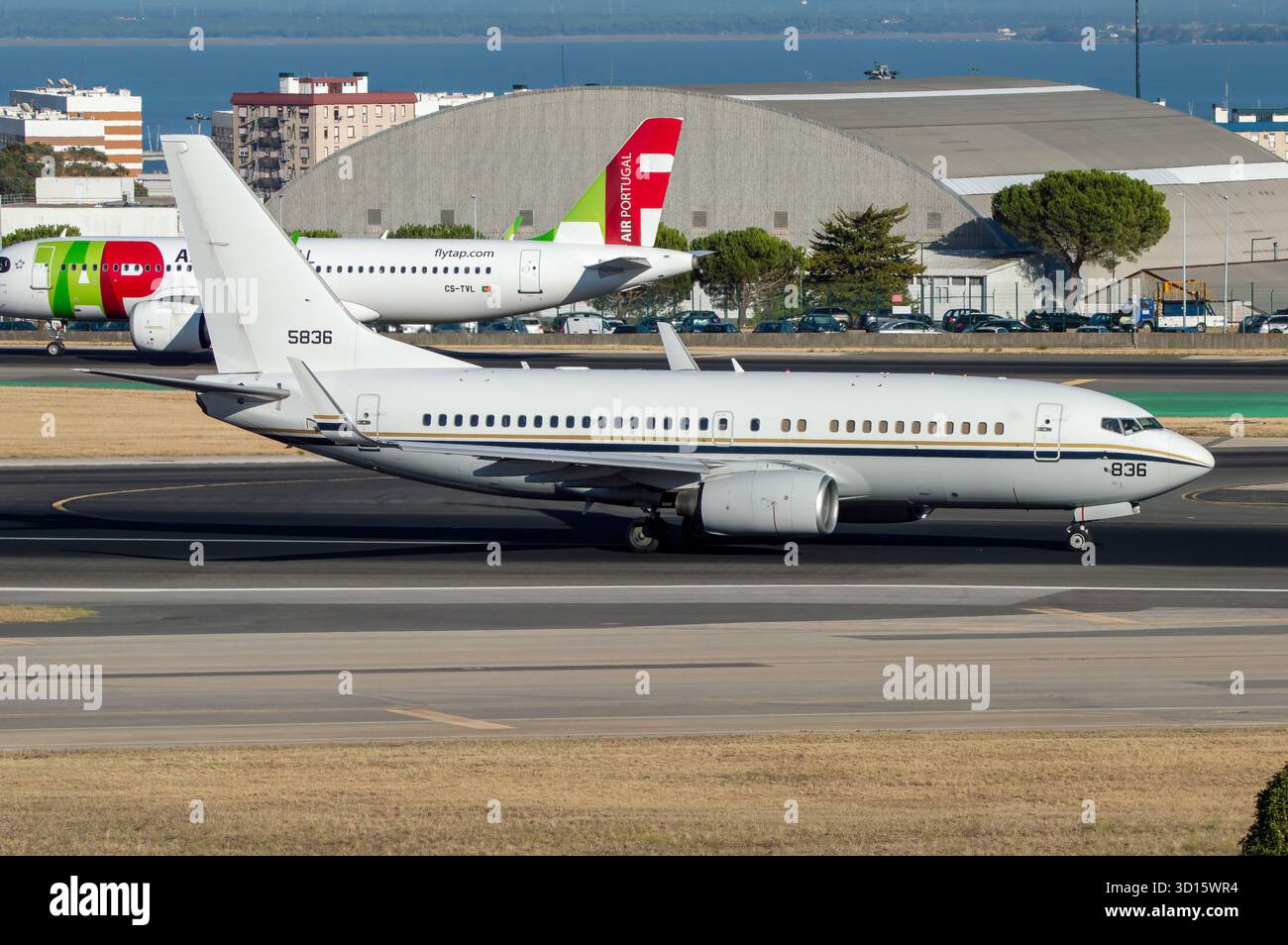 Avión militar de Transporte Boeing C-40 Clipper de la US Navy en el aeropuerto de Lisboa con número de registro 16-5836 Stockfoto