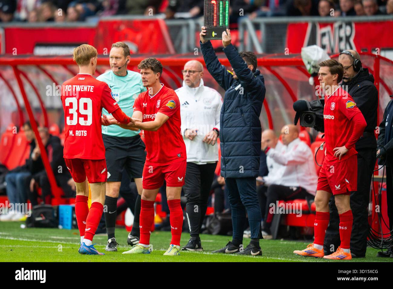 ENSCHEDE , 26–10-2025 , Stadion Grolsch Veste , Saison 2025 / 2026 , niederländischer Eredivisie-Fußball , Spiel zwischen FC Twente und Ajax , Bild zeigt FC Twente Spieler Mats Rots wird durch FC Twente Spieler Bas Kuipers ersetzt Stockfoto
