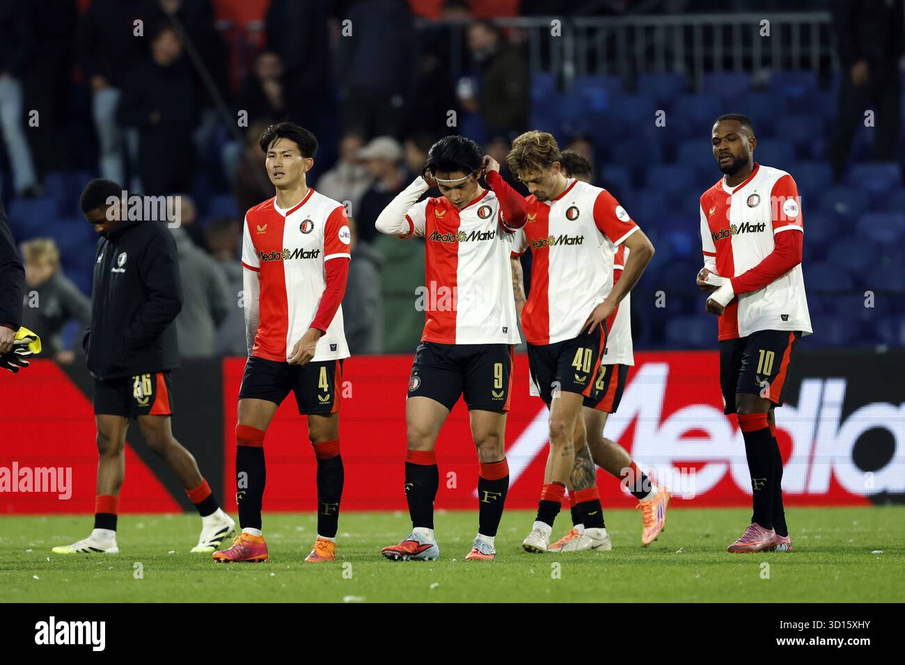 ROTTERDAM - Givairo Read, Tsuyoshi Watanabe, Luciano Valente und Cyle Larin von Feyenoord enttäuscht nach dem niederländischen Eredivisie-Spiel zwischen Feyenoord und PSV am 26. Oktober 2025 im Feyenoord Stadium de Kuip in Rotterdam, Niederlande. ANP MAURICE VAN STEEN Stockfoto
