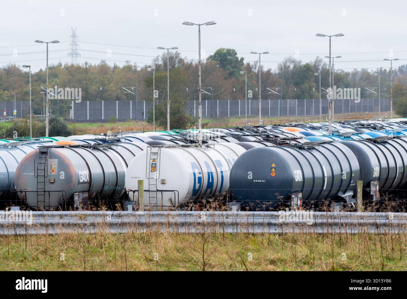 Wilhelmshaven, Deutschland. Oktober 2025. Auf dem Gelände einer Umschlaganlage von HES International in der Jade Bay stehen zahlreiche Kesselwagen. Das niederländische Unternehmen HES International importiert und lagert Rohöl, Diesel, Benzin und LPG sowie Treibstoff für Flugzeuge für seine Kunden. Quelle: Hauke-Christian Dittrich/dpa/Alamy Live News Stockfoto