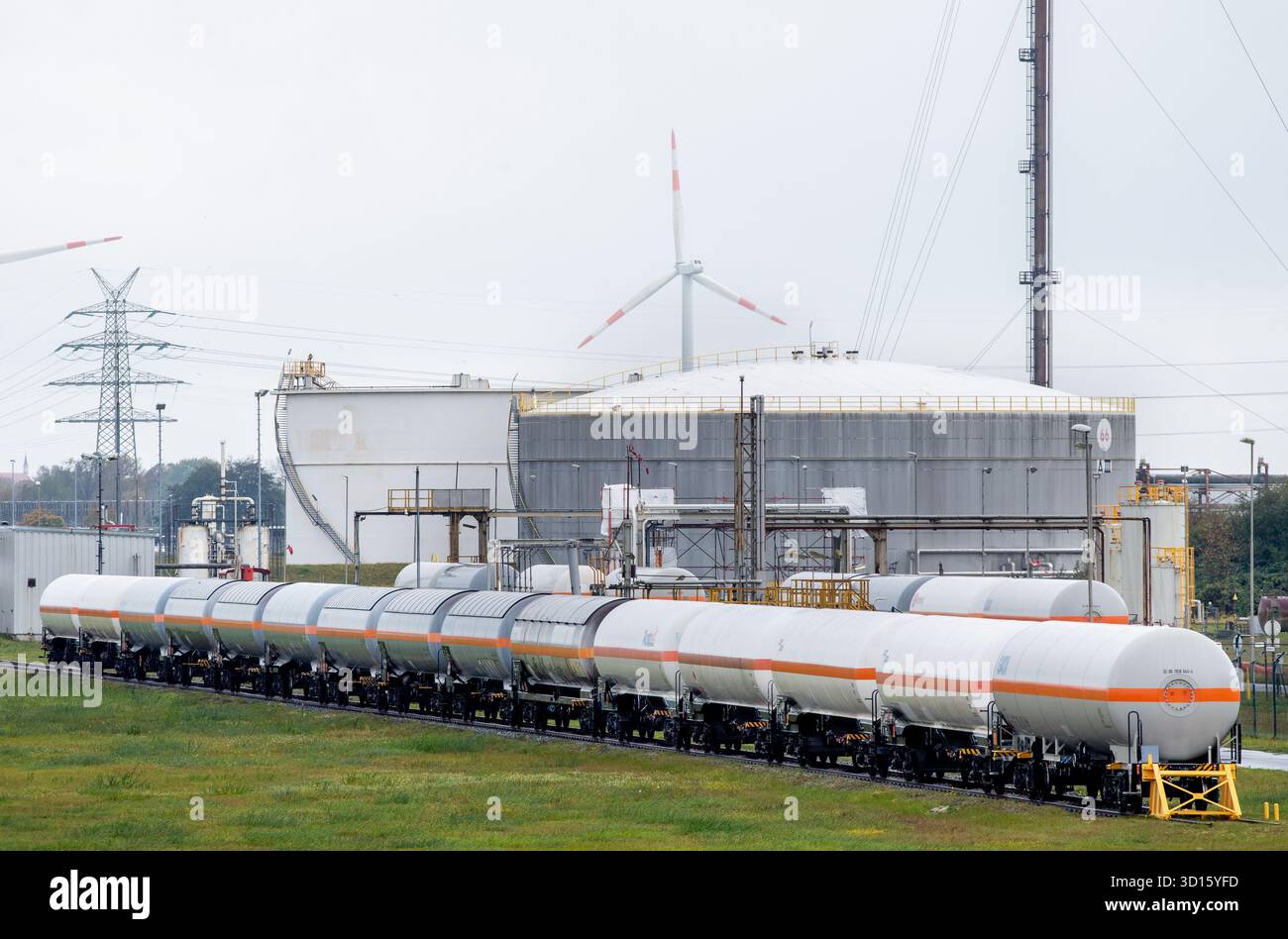 Wilhelmshaven, Deutschland. Oktober 2025. Auf dem Gelände einer Umschlaganlage von HES International in der Jade Bay stehen zahlreiche Kesselwagen. Das niederländische Unternehmen HES International importiert und lagert Rohöl, Diesel, Benzin und LPG sowie Treibstoff für Flugzeuge für seine Kunden. Quelle: Hauke-Christian Dittrich/dpa/Alamy Live News Stockfoto