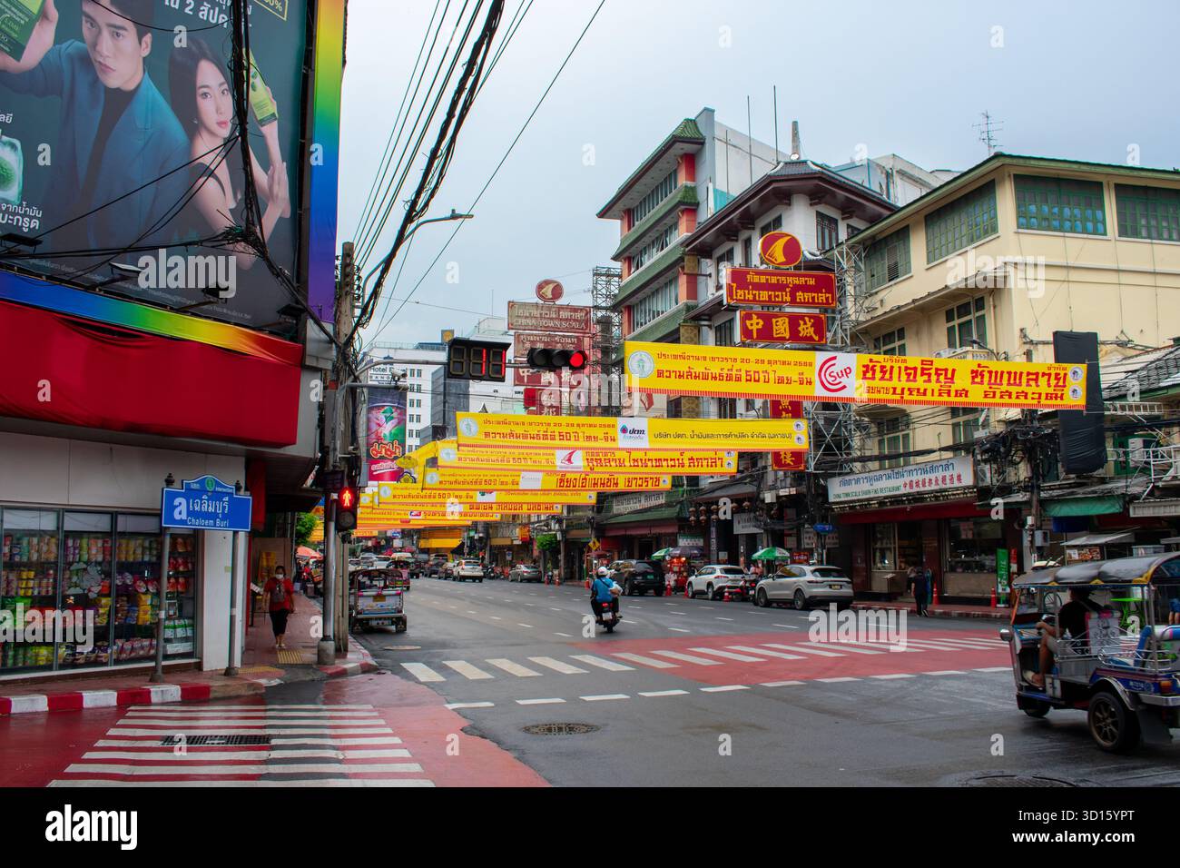 14.10.25 Bangkok, Thailand: Chinatown in Bangkok. Blick auf Straßen und Wolkenkratzer Stockfoto