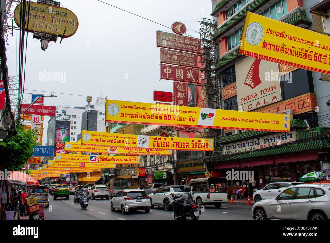 14.10.25 Bangkok, Thailand: Chinatown in Bangkok. Blick auf Straßen und Wolkenkratzer Stockfoto