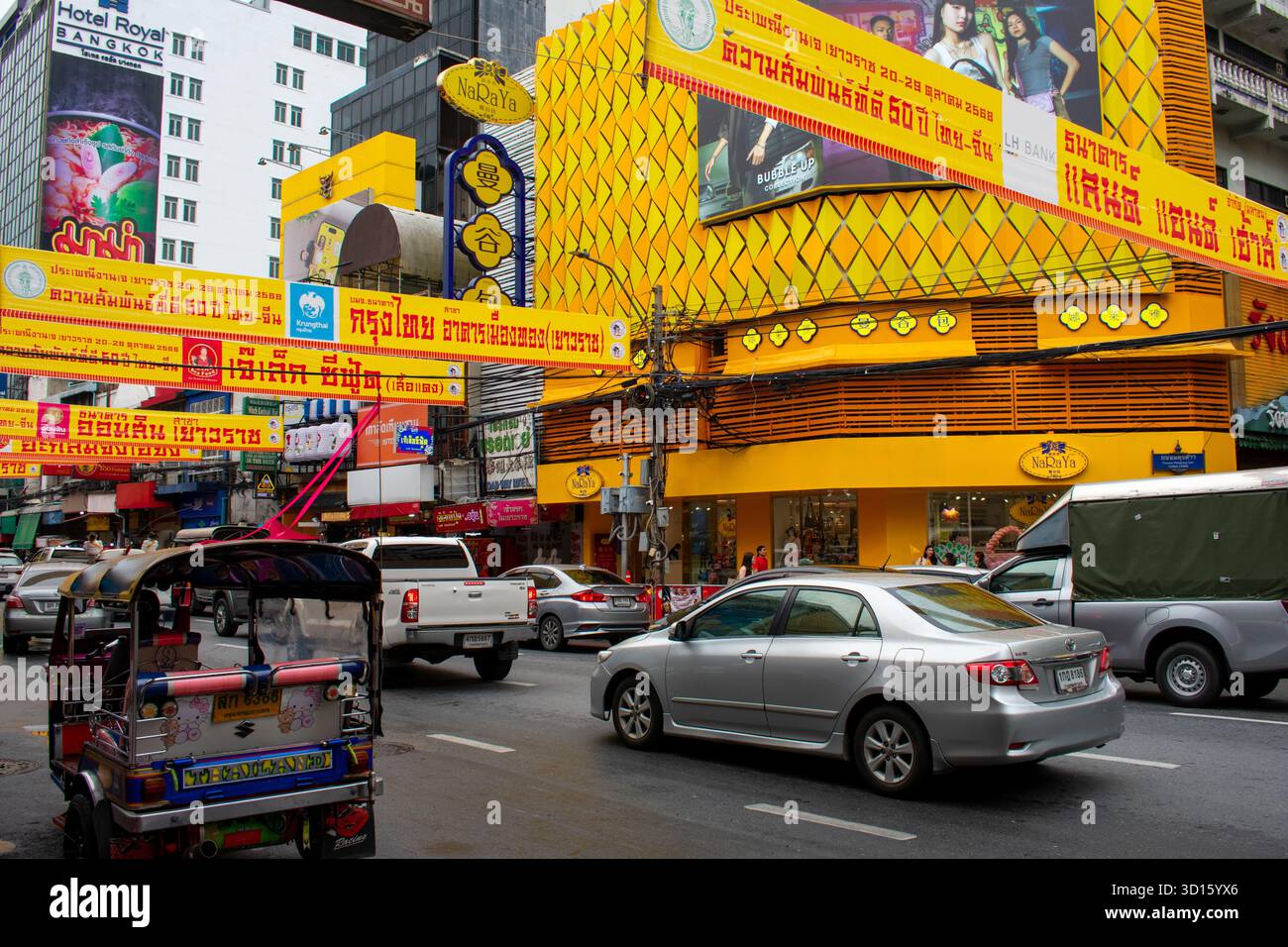 14.10.25 Bangkok, Thailand: Chinatown in Bangkok. Blick auf Straßen und Wolkenkratzer Stockfoto