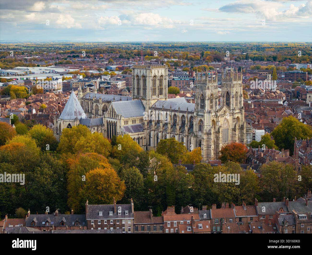 YORK, GROSSBRITANNIEN - 25. OKTOBER 2025. Ein Blick aus der Vogelperspektive auf die Skyline der Stadt York in North Yorkshire, Großbritannien mit der Kathedrale des York Minster und dem Dach Stockfoto