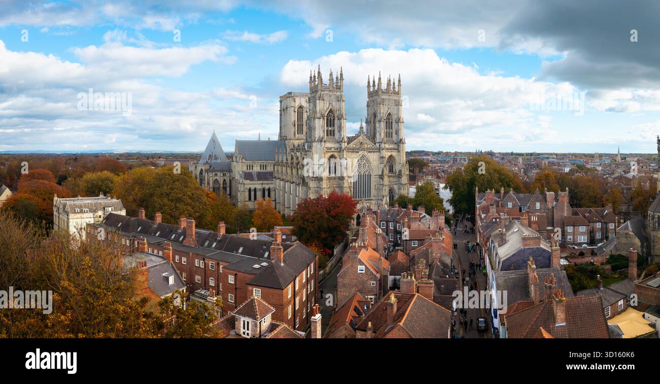 YORK, GROSSBRITANNIEN - 25. OKTOBER 2025. Ein Blick aus der Vogelperspektive auf die Skyline der Stadt York in North Yorkshire, Großbritannien mit der Kathedrale des York Minster und dem Dach Stockfoto