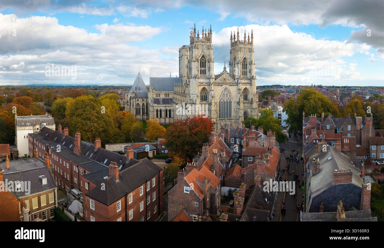 YORK, GROSSBRITANNIEN - 25. OKTOBER 2025. Ein Blick aus der Vogelperspektive auf die Skyline der Stadt York in North Yorkshire, Großbritannien mit der Kathedrale des York Minster und dem Dach Stockfoto