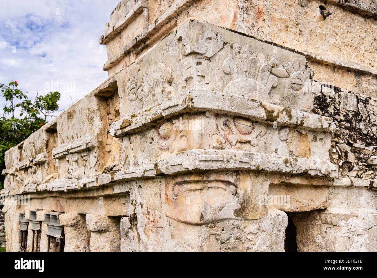 Stuckschnitzereien am Tempel des absteigenden Gottes in Tulum, Mexiko, die die geflügelte Gottheit darstellen, die mit Fruchtbarkeit, Regen und Venus verbunden ist. Stockfoto