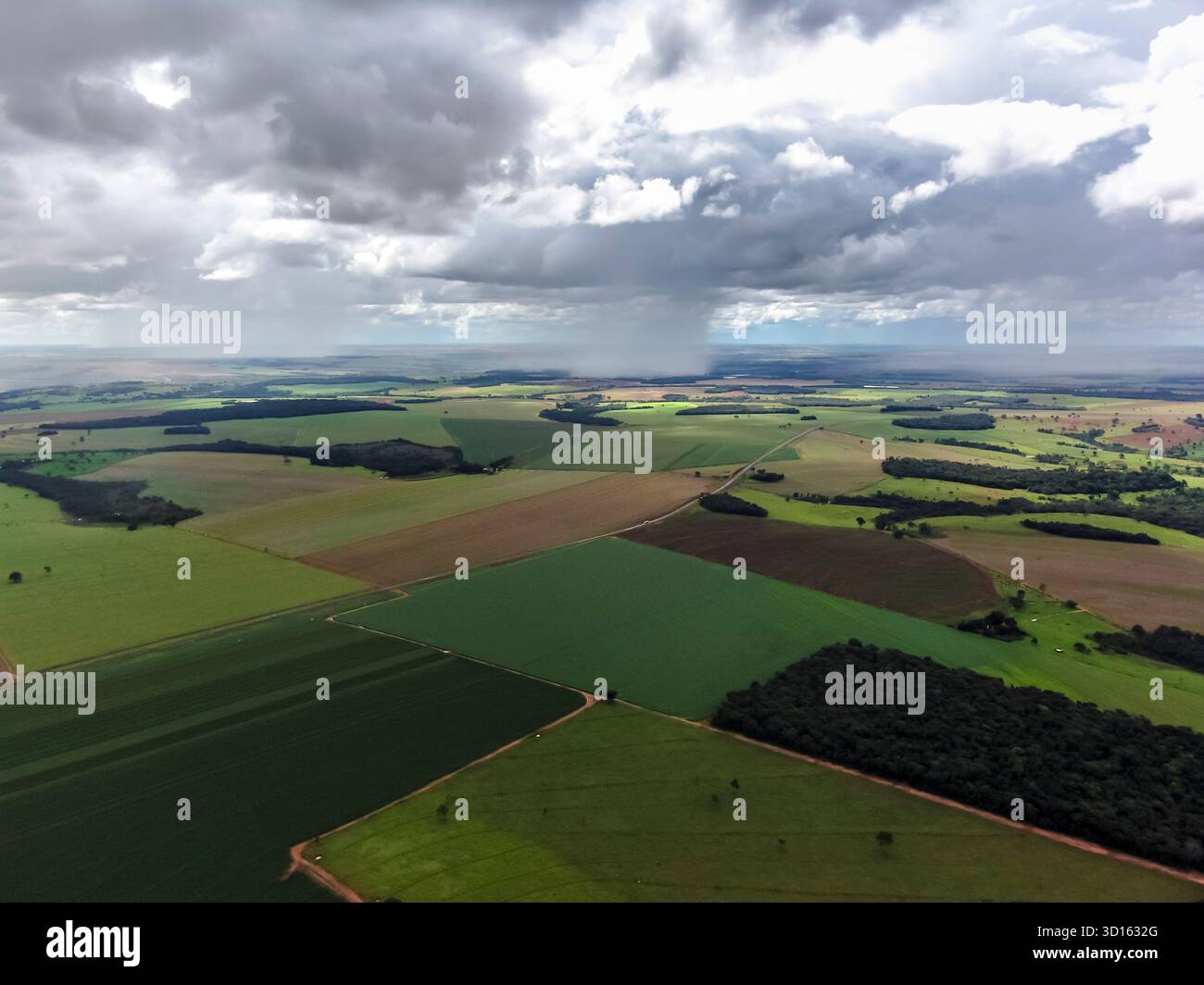 Aus der Vogelperspektive brasilianisches Ackerland unter stürmischem Himmel, mit Blick auf Landwirtschaft und Klimaauswirkungen Stockfoto