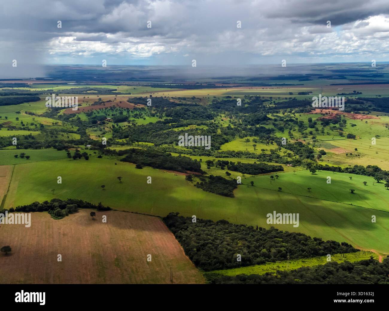 Aus der Vogelperspektive brasilianisches Ackerland unter stürmischem Himmel, mit Blick auf Landwirtschaft und Klimaauswirkungen Stockfoto