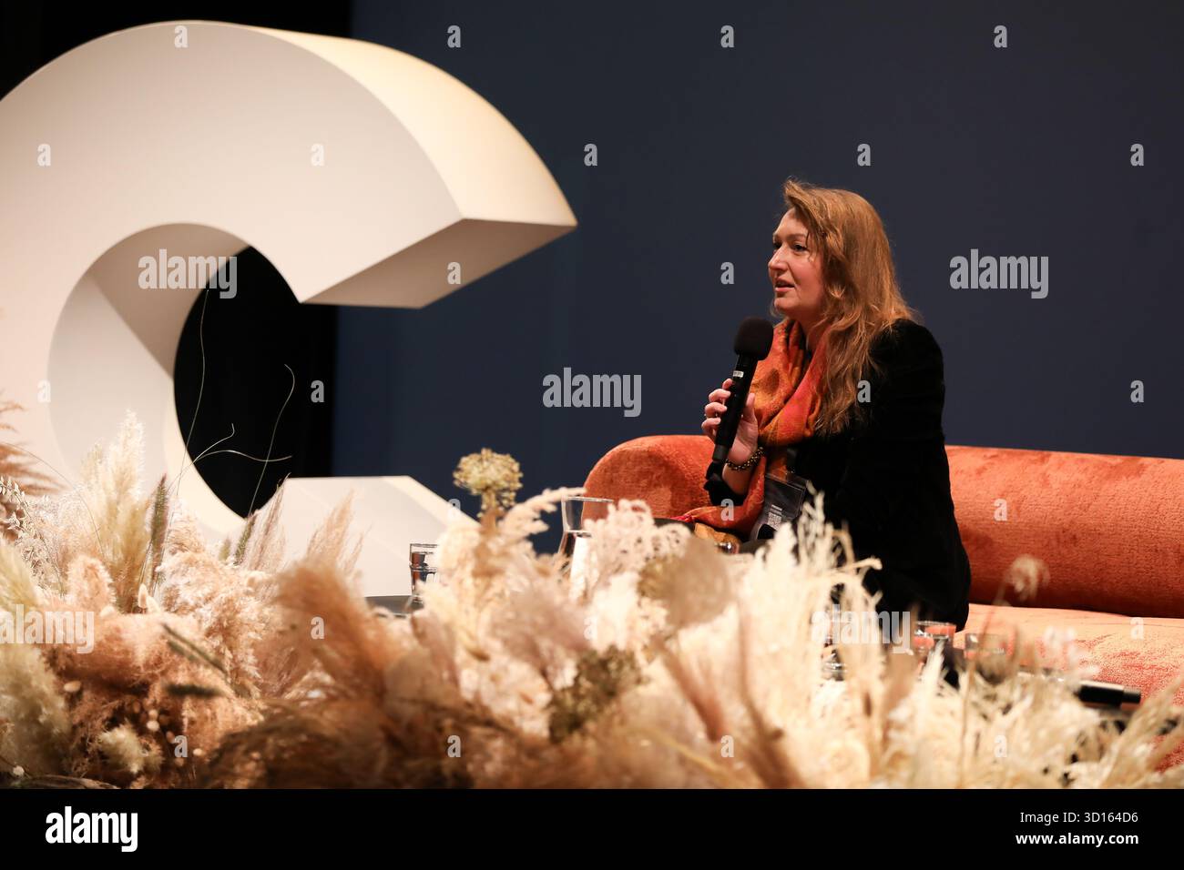 Krakau, Polen. Oktober 2025. Carolina Pietyra nimmt am 25. Oktober 2025 an der Verleihung des Goncourt-Preises beim Conrad Festival im Malopolska Garden of Arts in Krakau Teil. Das Conrad Festival ist das größte internationale literarische Ereignis in Polen und eines der größten in Europa. Das diesjährige Festivalthema lautet „Radical Hope“. Der Conrad-Preis wird seit 2015 für das beste Prosadebüt vergeben. (Foto: Klaudia Radecka/NurPhoto) Credit: NurPhoto SRL/Alamy Live News Stockfoto