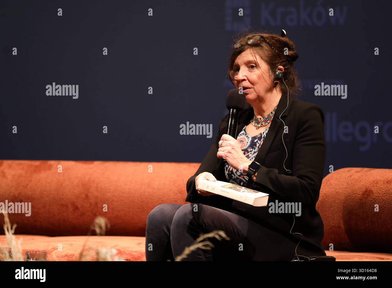 Krakau, Polen. Oktober 2025. Carole Martinez, eine französische Schriftstellerin und Preisträgerin für ihren Roman „Dors Ton sommeil de brute“, nimmt am 25. Oktober 2025 an der Verleihung des Goncourt-Preises beim Conrad Festival im Malopolska Garden of Arts in Krakau, Polen, Teil. Das Conrad Festival ist das größte internationale literarische Ereignis in Polen und eines der größten in Europa. Das diesjährige Festivalthema lautet „Radical Hope“. Der Conrad-Preis wird seit 2015 für das beste Prosadebüt vergeben. (Foto: Klaudia Radecka/NurPhoto) Credit: NurPhoto SRL/Alamy Live News Stockfoto