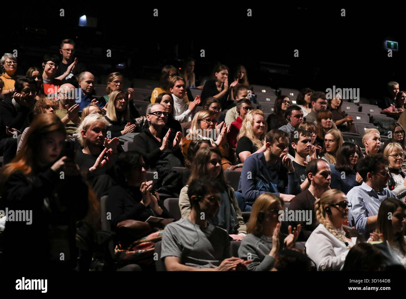 Krakau, Polen. Oktober 2025. Das Publikum nimmt an der Verkündigung des Goncourt-Preises beim Conrad Festival im Malopolska Garten der Künste in Krakau, Polen, am 25. Oktober 2025 Teil. Das Conrad Festival ist das größte internationale literarische Ereignis in Polen und eines der größten in Europa. Das diesjährige Festivalthema lautet „Radical Hope“. Der Conrad-Preis wird seit 2015 für das beste Prosadebüt vergeben. (Foto: Klaudia Radecka/NurPhoto) Credit: NurPhoto SRL/Alamy Live News Stockfoto