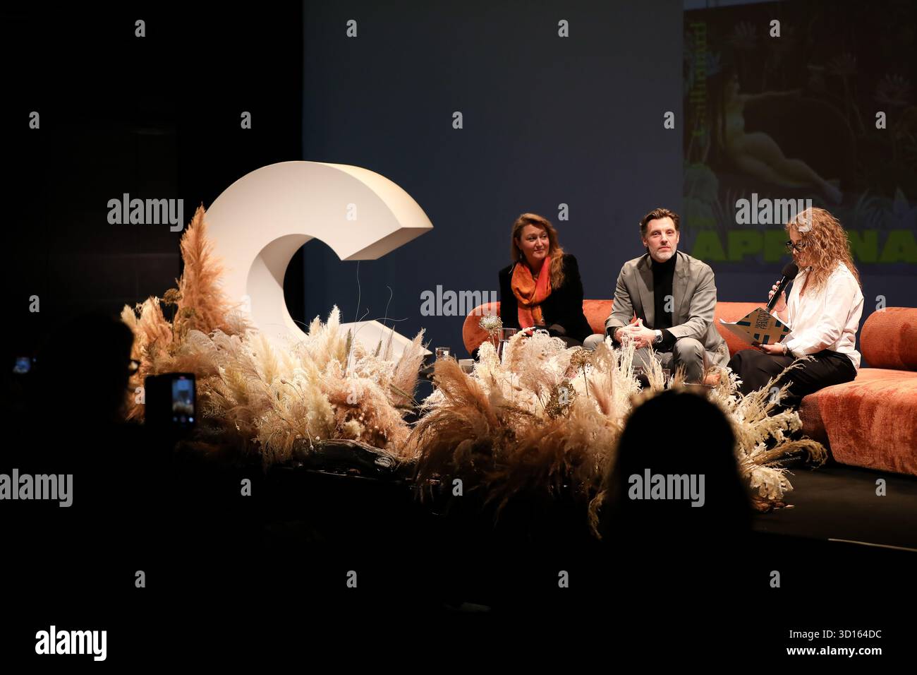 Krakau, Polen. Oktober 2025. Die Verleihung des Goncourt-Preises findet am 25. Oktober 2025 auf dem Conrad-Festival im Malopolska-Garten der Künste in Krakau, Polen, statt. Das Conrad Festival ist das größte internationale literarische Ereignis in Polen und eines der größten in Europa. Das diesjährige Festivalthema lautet „Radical Hope“. Der Conrad-Preis wird seit 2015 für das beste Prosadebüt vergeben. (Foto: Klaudia Radecka/NurPhoto) Credit: NurPhoto SRL/Alamy Live News Stockfoto